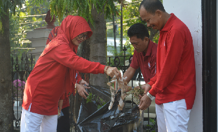 GERAKAN PUNGUT SAMPAH SELURUH KARYAWAN BPPKAD KABUPATEN GROBOGAN